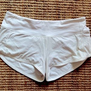 Lululemon speed up low rise shorts 2.5”